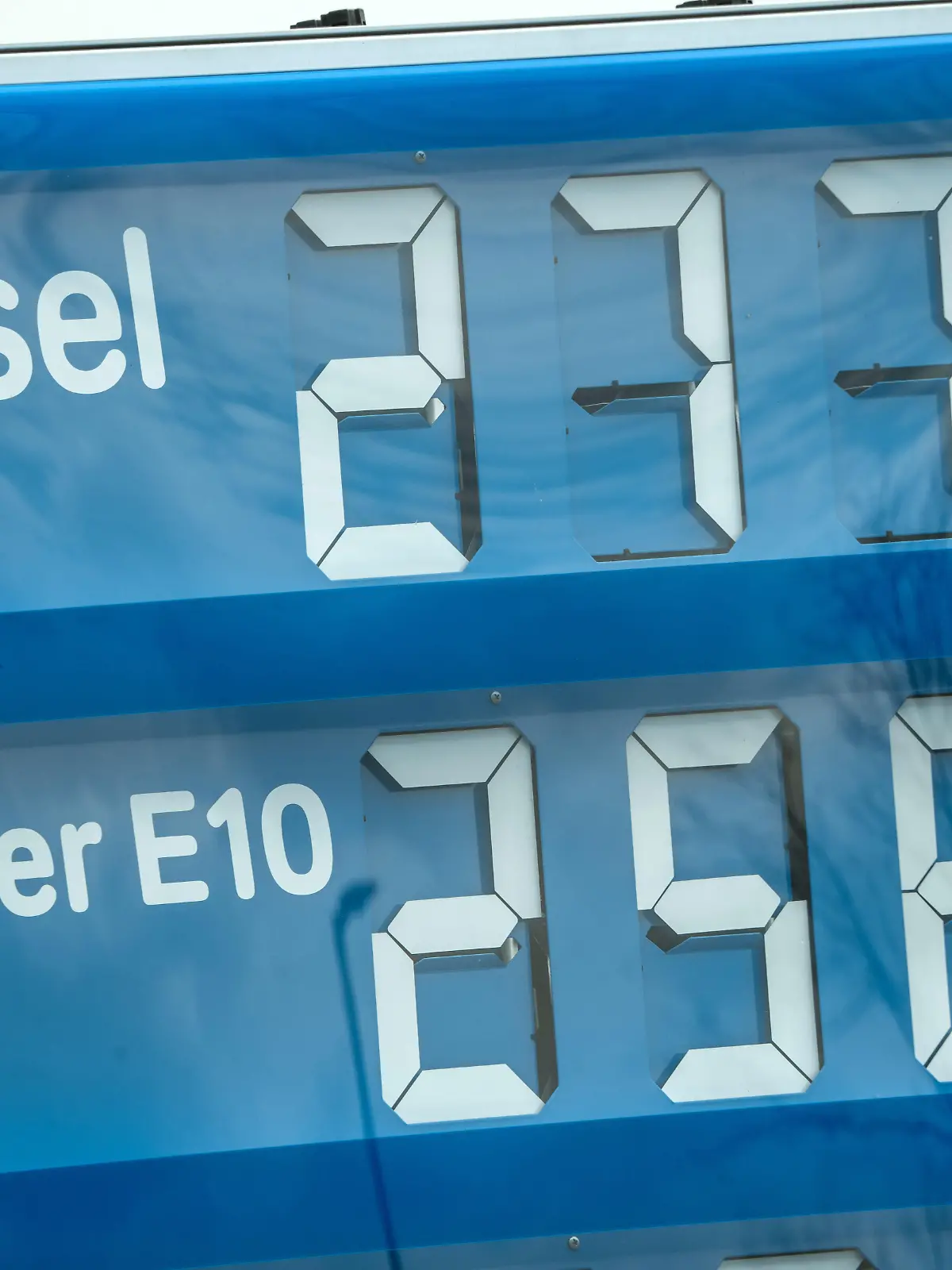 Deutschland, Kalbach, Nähe Fulda, 3. April 2026, Rekordpreis bei Diesel, ein Liter kostet an dieser Autobahn-Tankstelle 2,77 Euro, ein Liter Super E10 liegt bei 2,58 Euro, hohe Spritpreise, Osterreiseverkehr an Karfreitag, Benzinpreise an Tankstellen dürfen nur noch einmal täglich um 12 Uhr erhöht werden, Spritpreise sind wegen des Irankrieges stark gestiegen, Preisschock für Autofahrer, Autobahn A7, Tankstelle Wirtschaft, Landkeis Fulda, Hessen