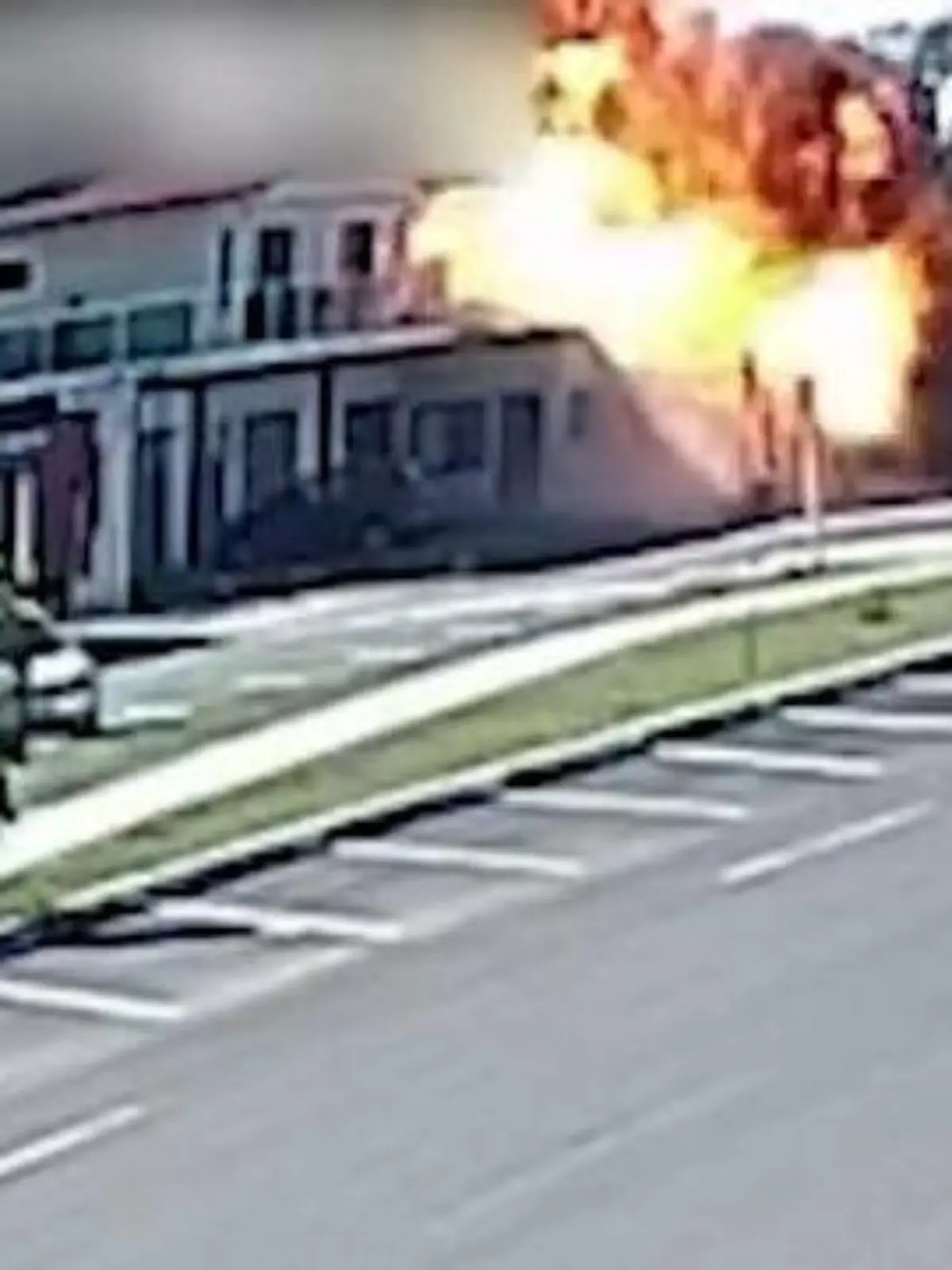 Bild zu: "Kurz nach Start! Privatjet kracht in Restaurant – vier Tote"