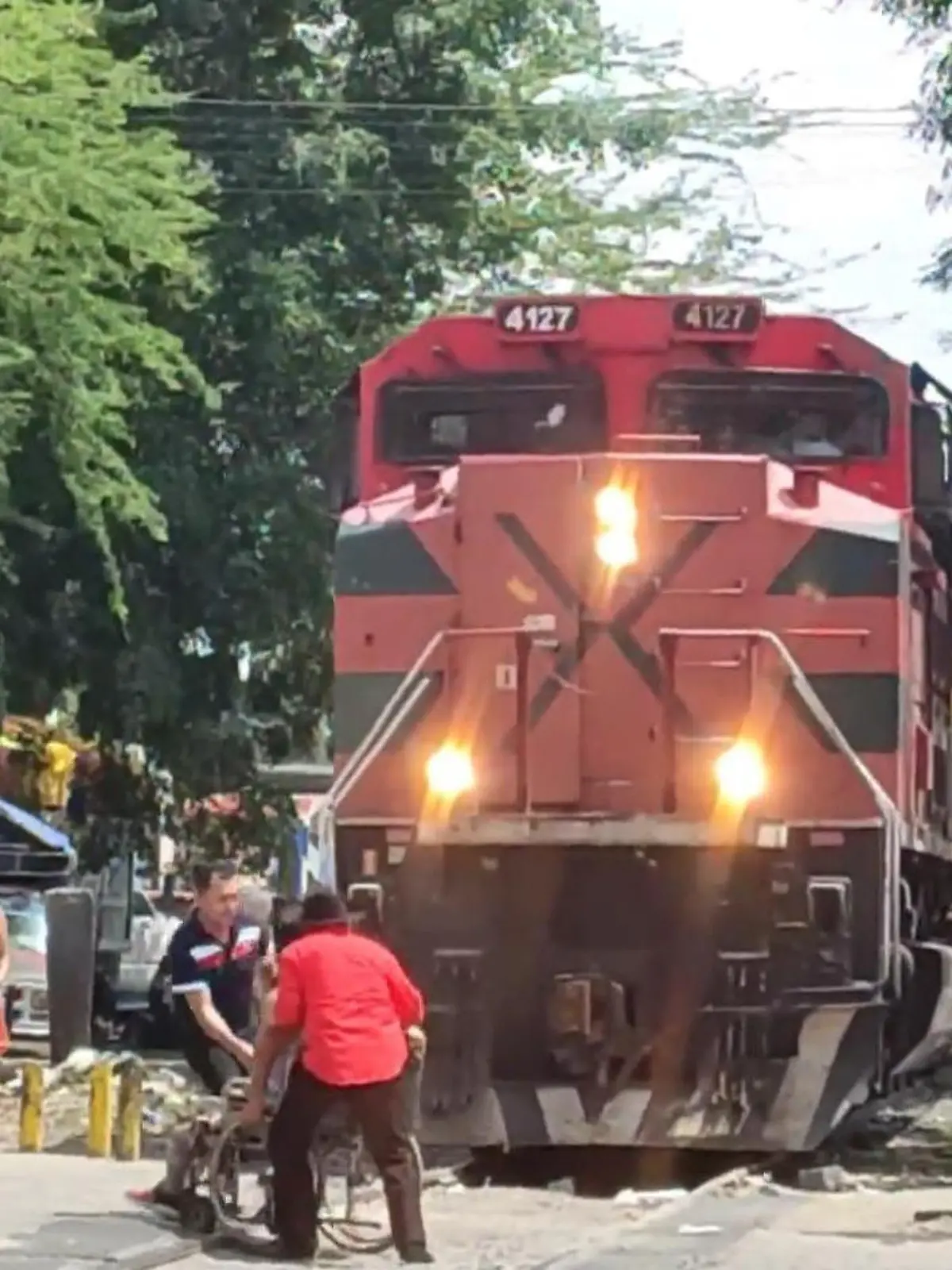 Ein Rollstuhlfahrer wird in Mexiko fast von einem Zug überrollt - zwei Männer retten ihm das Leben.