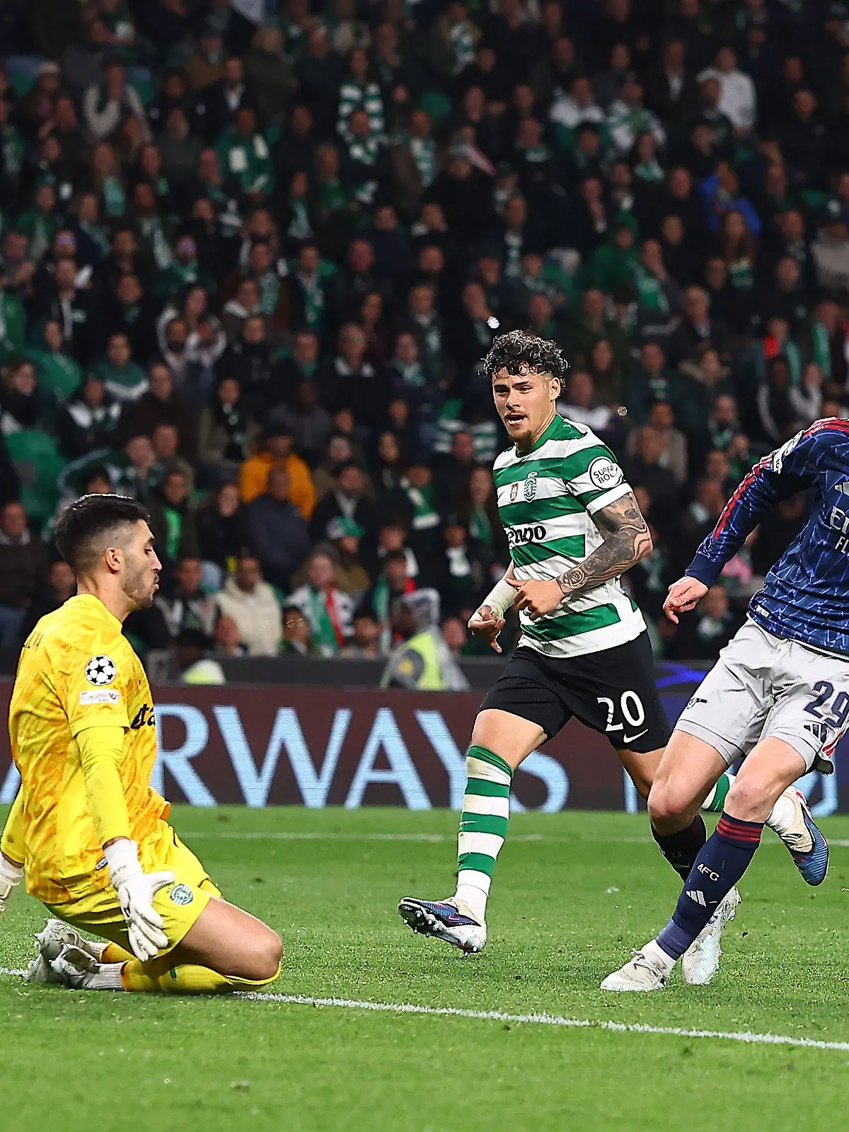 Kai Havertz of Arsenal scores the opening goal Sporting v Arsenal, UEFA Champions League, Quarter Final, First Leg, Football, Estadio Jose Alvalade, Lisbon, Portugal - 07 Apr 2026Lisbon Estádio José Alvalade Portugal EDITORIAL USE ONLY No use with unauthorised audio, video, data, fixture lists, club/league logos or live services. Online in-match use limited to 120 images, no video emulation. No use in betting, games or single club/league/player publications. PUBLICATIONxINxGERxSUIxAUTxHUNxGRExMLTxCYPxROUxBULxUAExKSAxCHNxDENxINDxITAxPORxESPxSWExTURxMEXxCOLxVENxPERxECUxBRAxARGxCHIxURUxPARxPANxONLY Copyright: xMichaelxZemanek/Shutterstockx 16811860bi