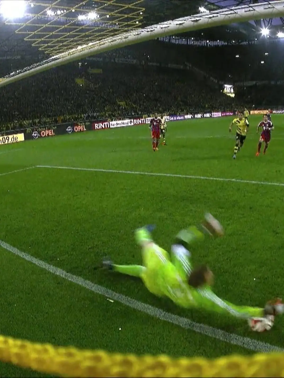 Bild zu: "Manuel Neuers unglaublichste Bundesliga-Paraden"