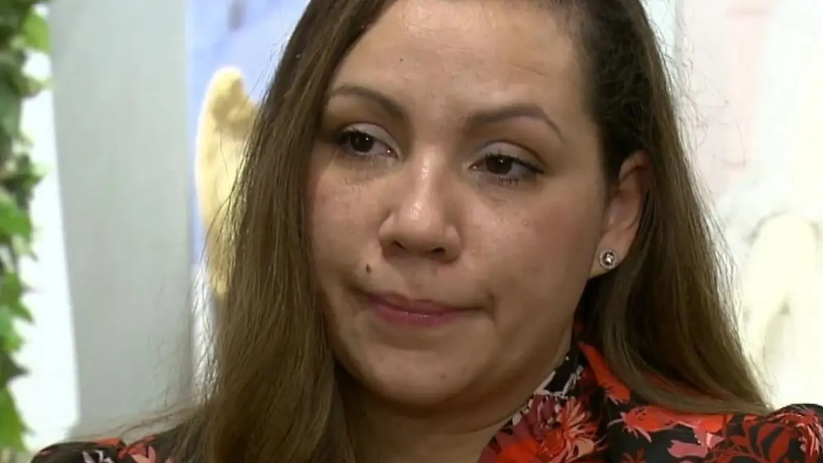 Portrait-Ansicht Nancy nachdenklich vor der Anprobe