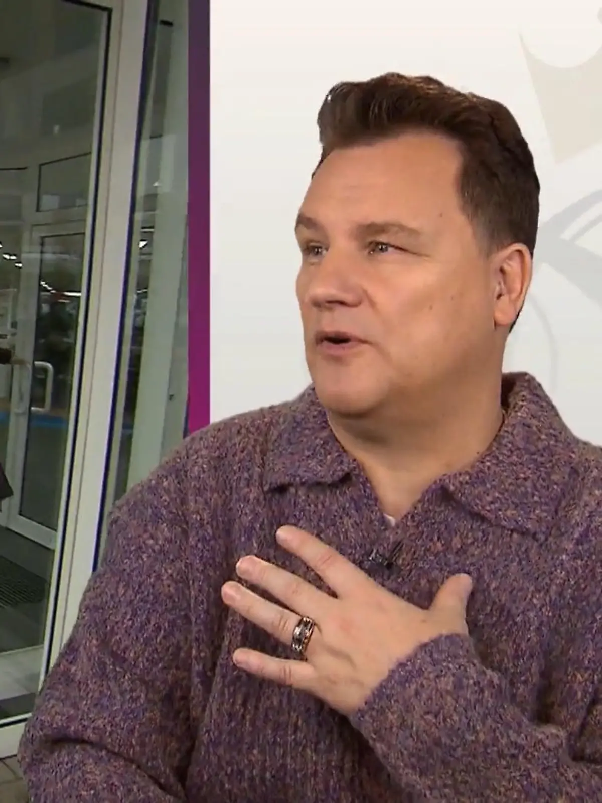 Guido ist erstaunt als Tanja und ihre Begleitung ein Autohaus betreten