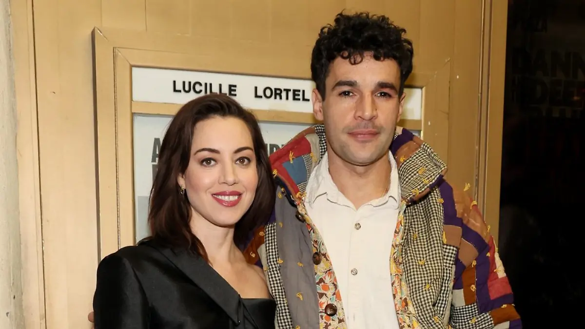 "The White Lotus"-Star Aubrey Plaza gründet nach dem tragischen Tod ihres Ehemannes nun mit ihrem Kollegen Chris Abbott eine Familie. 