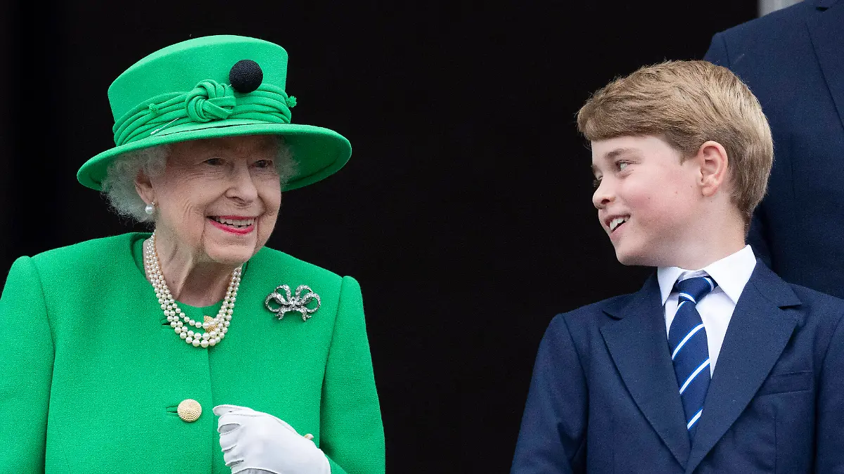 Queen Elizabeth mit ihrem Urenkel George.