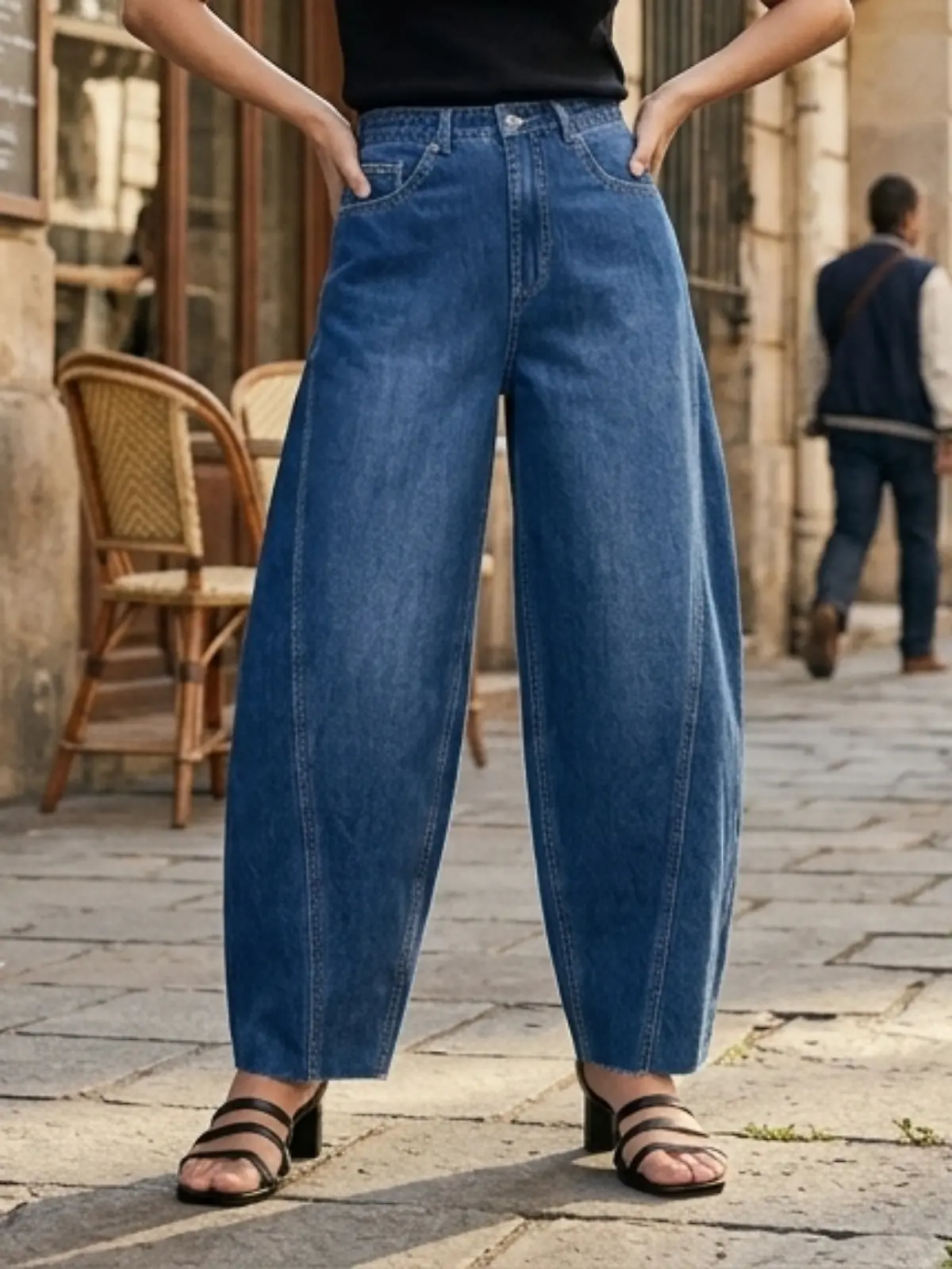 Model trägt eine Balloon-Jeans von Bonprix.