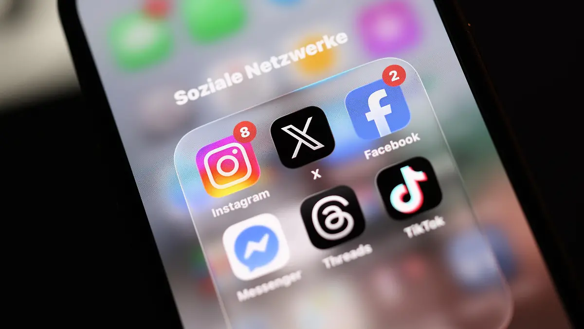 Die CDU hat sich auf dem Parteitag in Stuttgart dafuer (dafür) ausgesprochen, dass (daß) es ein Mindestalter von 14 Jahren fuer (für) soziale Medien geben soll. Die App von Instagram, X, Facebook, Messenger, Threads und TikTok sind in dem Ordner Soziale Netzwerke auf einem Smartphone Display geoeffnet (geöffnet). Social Media am 22.02.2026 in Siegen/Deutschland.