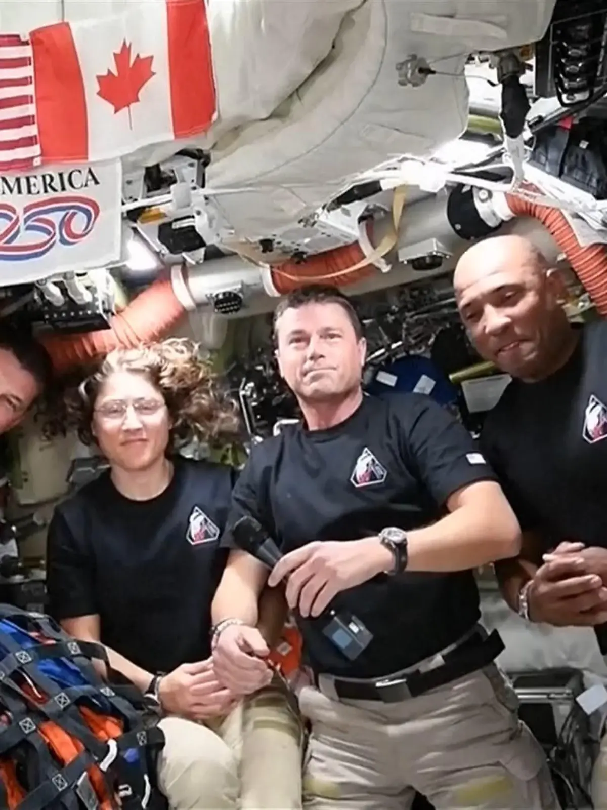 Bild zu: "Irre Spekulationen! Weil Astronauten DAS mit ins All nehmen"