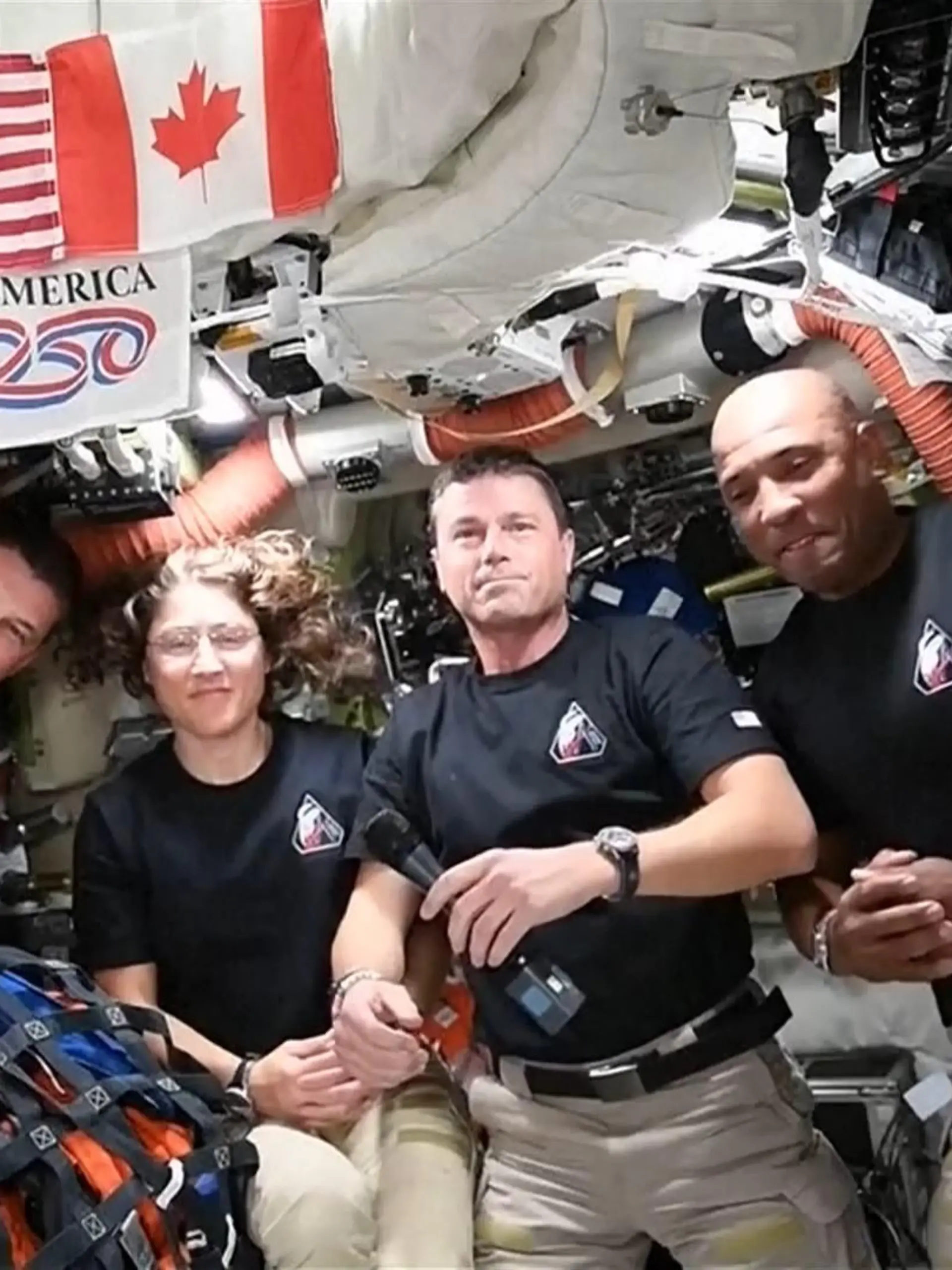 Bild zu: "Irre Spekulationen! Weil Astronauten DAS mit ins All nehmen"
