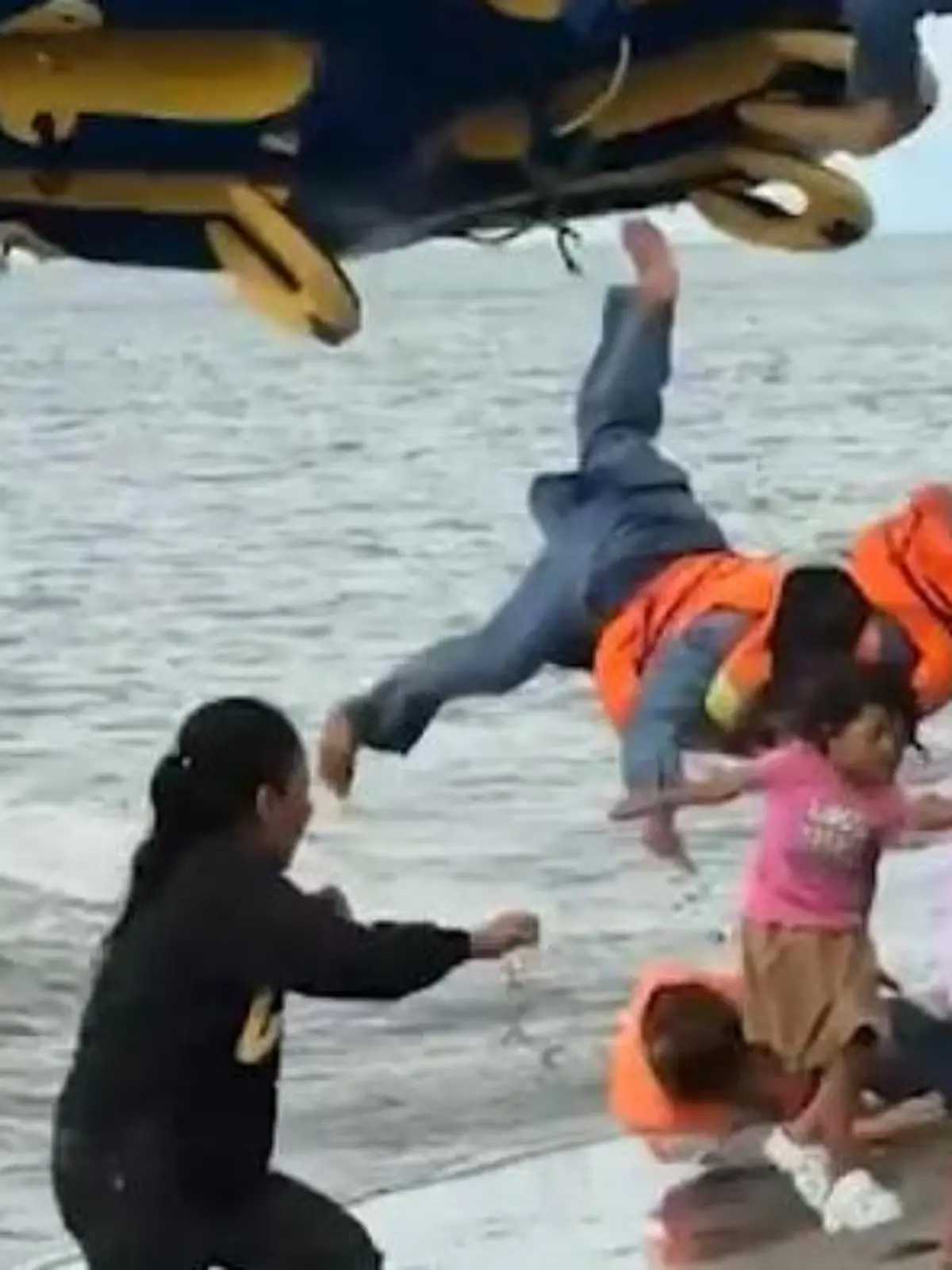 Bild zu: "Gefährliches Manöver! Touristen wegen Speedboat durch die Luft geschleudert"