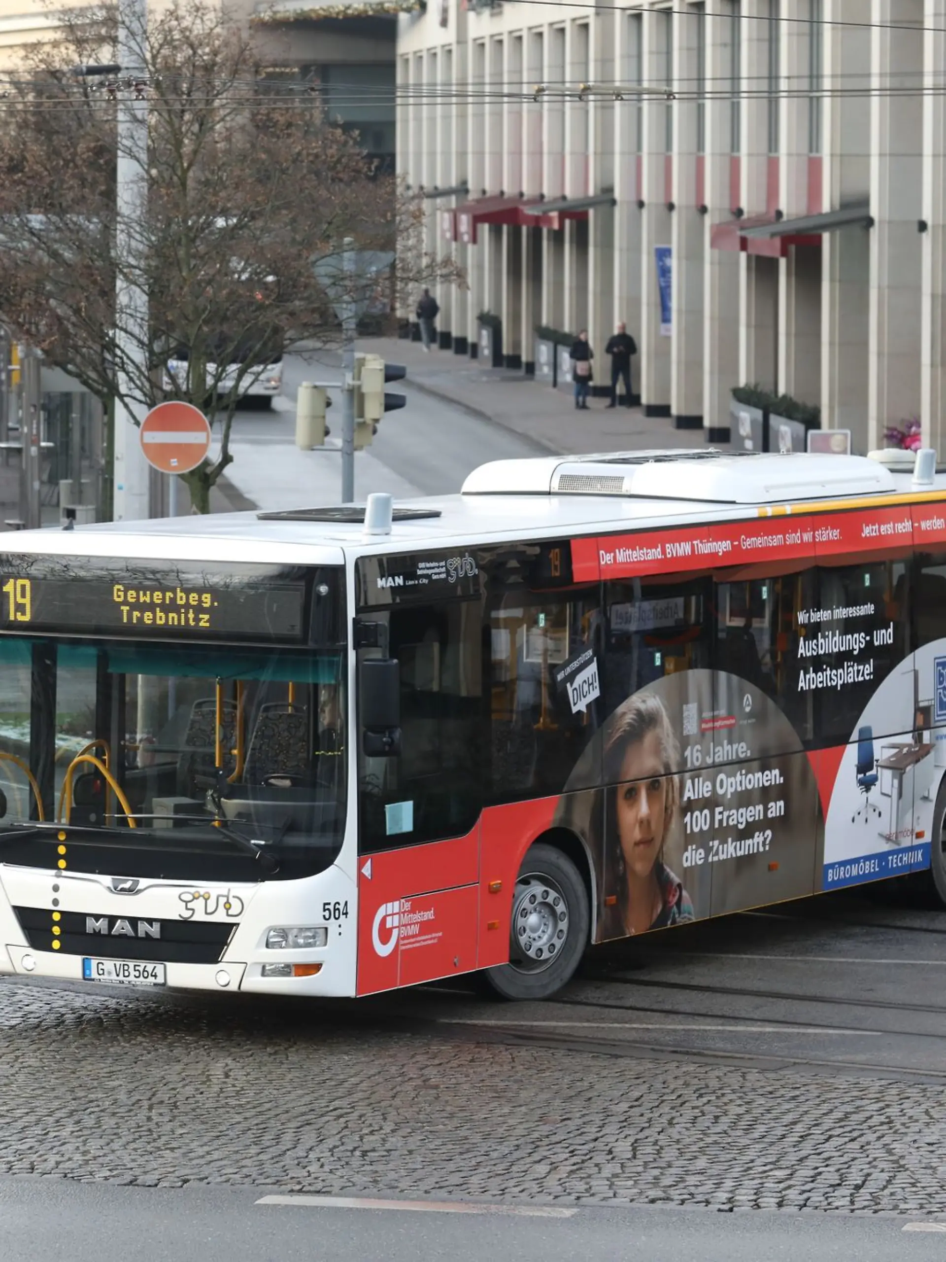 Bild zu: "Mädchen (6) stirbt bei Bus-Unfall in Baden-Württemberg"