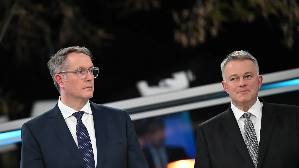 Alexander Schweitzer (l, SPD), Ministerpräsident von Rheinland-Pfalz und Spitzenkandidat für die Landtagswahl, und Gordon Schnieder ( CDU), Spitzenkandidat seiner Partei für die Landtagswahl in Rheinland-Pfalz, stehen im SWR-Wahlstudio. Am Sonntag hat in Rheinland-Pfalz die Landtagswahl stattgefunden. (zu dpa: «Sondierungen in Mainz beendet - Wie geht es jetzt weiter?») +++ dpa-Bildfunk +++