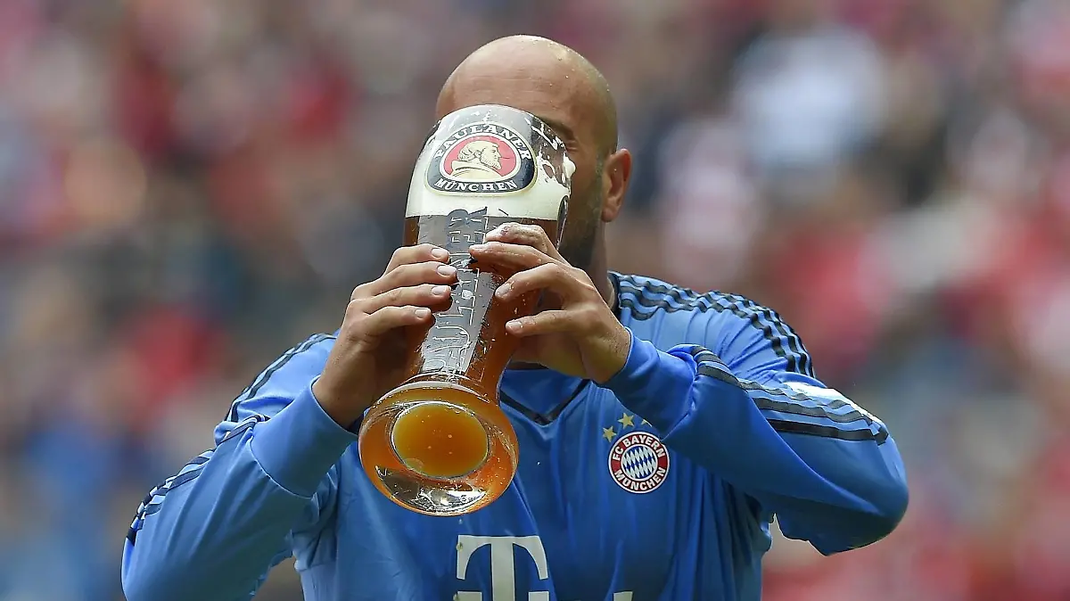 23.05.2015, Fussball 1.Bundesliga 2014/2015, 34.Spieltag, FC Bayern München - 1.FSV Mainz 05, in der Allianz-Arena München, Torwart Pepe Reina (Bayern München) trinkt Bier. PUBLICATIONxNOTxINxNED23 05 2015 Football 1 Bundesliga 2014 2015 34 Matchday FC Bavaria Munich 1 FSV Mainz 05 in the Alliance Arena Munich Goalkeeper Pepe Reina Bavaria Munich drink Beer PUBLICATIONxNOTxINxNED