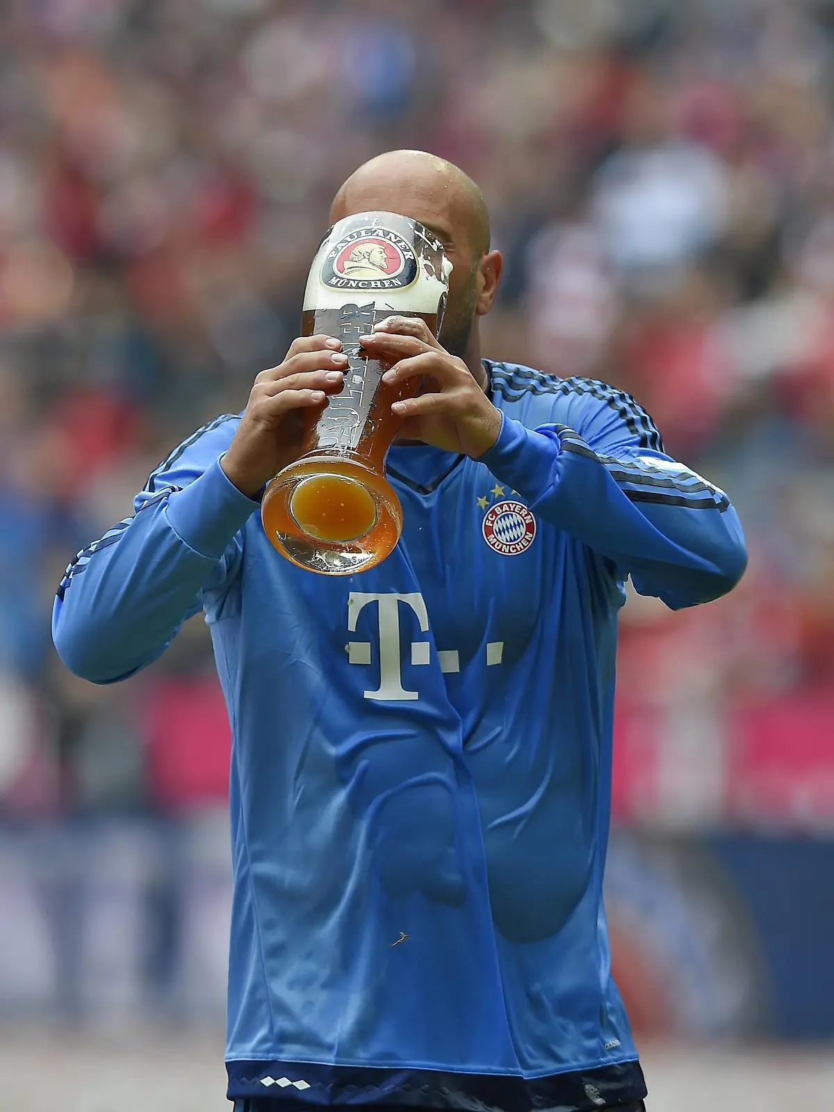 23.05.2015, Fussball 1.Bundesliga 2014/2015, 34.Spieltag, FC Bayern München - 1.FSV Mainz 05, in der Allianz-Arena München, Torwart Pepe Reina (Bayern München) trinkt Bier. PUBLICATIONxNOTxINxNED23 05 2015 Football 1 Bundesliga 2014 2015 34 Matchday FC Bavaria Munich 1 FSV Mainz 05 in the Alliance Arena Munich Goalkeeper Pepe Reina Bavaria Munich drink Beer PUBLICATIONxNOTxINxNED