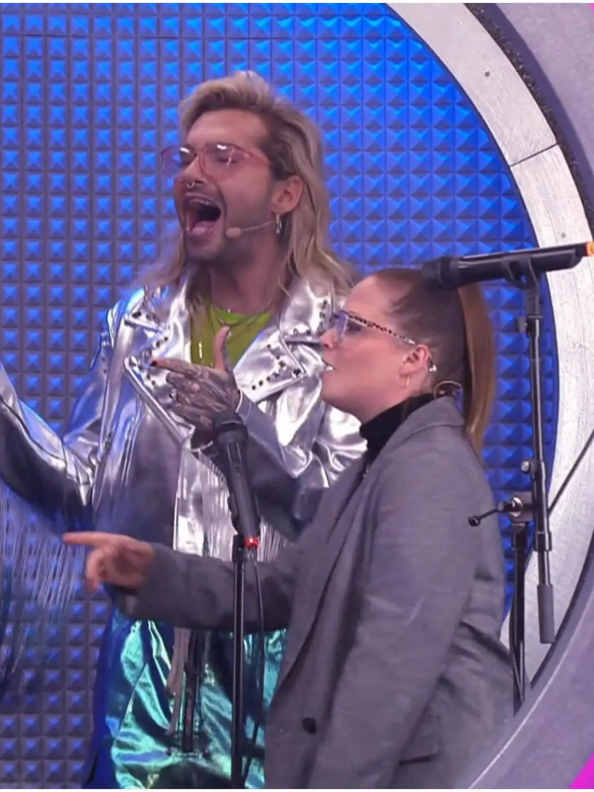 Während Teamchef Bill Kaulitz mit seinen Freunden Jasna Fritzi Bauer und Jan Delay schon feiert, kriegen sein Zwillingsbruder Tom, Elif und Daniel Donskoy eine richtig kalte Dusche
