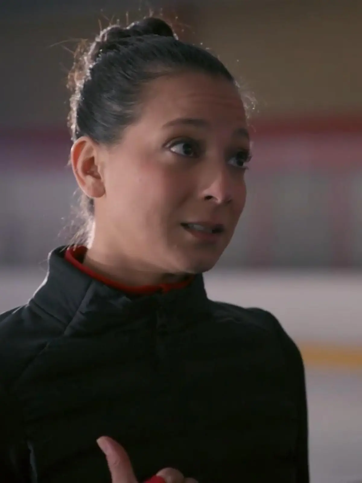 Bild zu: "Charlie teilt Deniz eine wichtige Entdeckung mit"