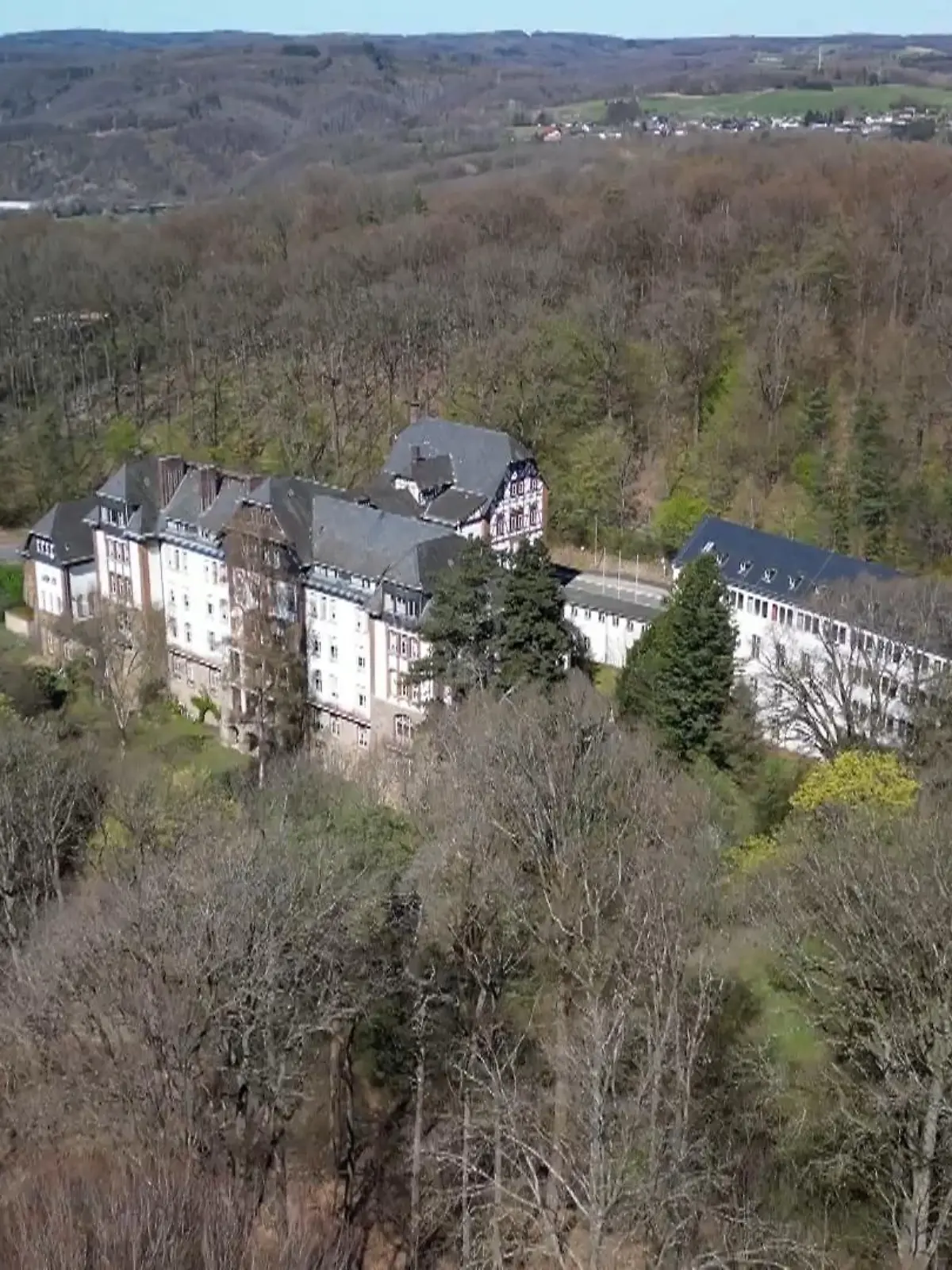 Bild zu: "Waldkrankenhaus für einen Euro – doch es gibt einen teuren Haken"