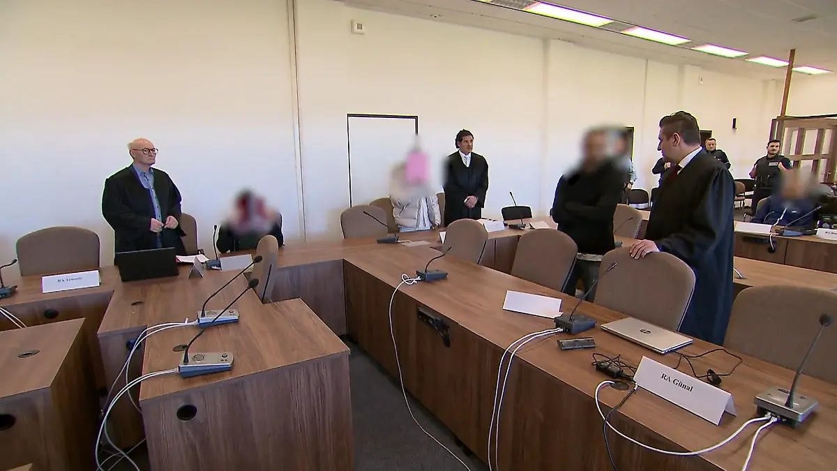 Bild zu: "Senioren abgezockt? Großfamilie vor Gericht"