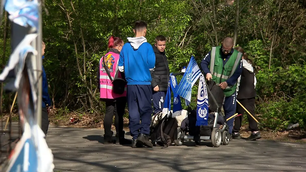 Familie sammelt freiwillig Müll Duisburg soll sauberer werden
