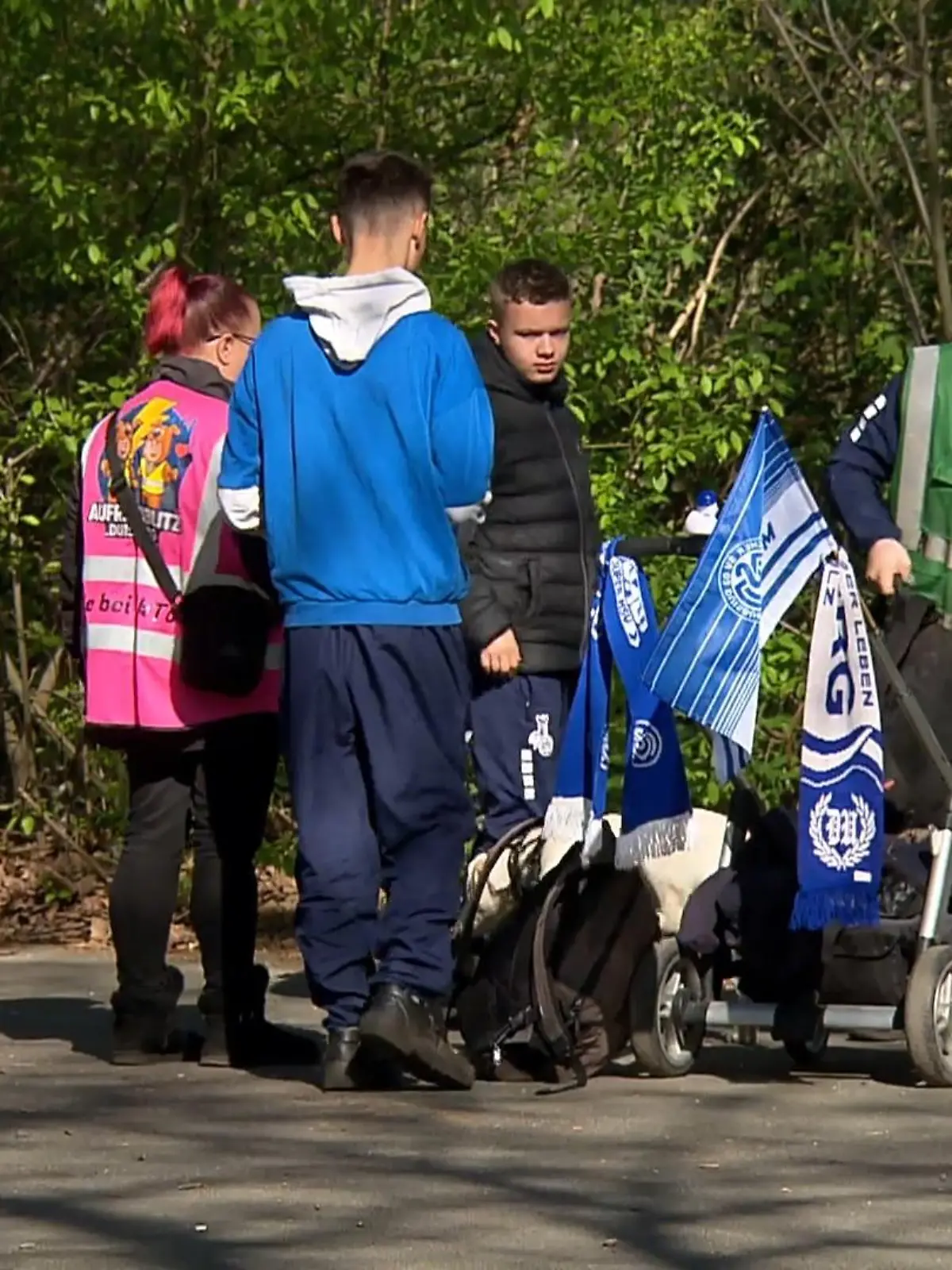 Bild zu: "Familie sammelt freiwillig Müll"