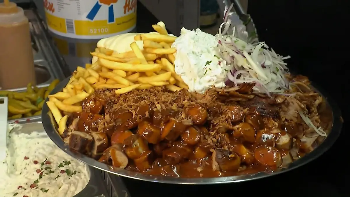 Challenge um XXL-Taxiteller in Eschweiler Currywurst, Gyros und Pommes