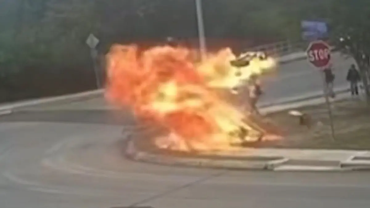 Fahrer verliert Kontrolle! Motorrad explodiert – direkt vor Schulkindern! Unfall in den USA