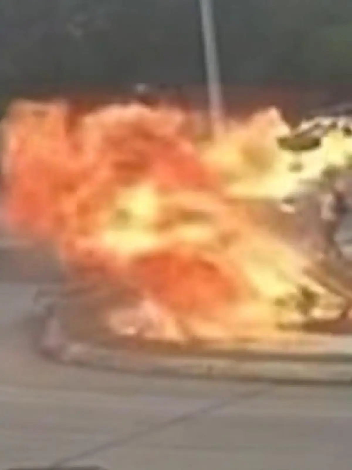 Bild zu: "Fahrer verliert Kontrolle! Motorrad explodiert – direkt vor Schulkindern!"