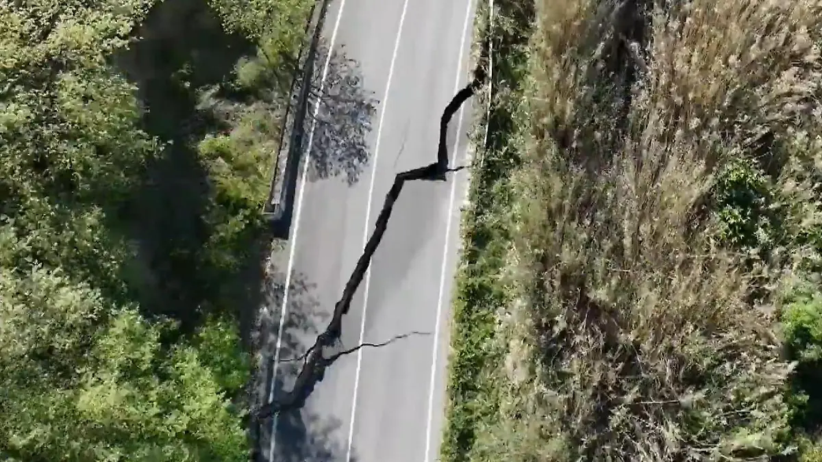 Erdrutsch an der Adriaküste! Drohnenbilder zeigen Ausmaß der Zerstörung Riesiger Spalt in Italien