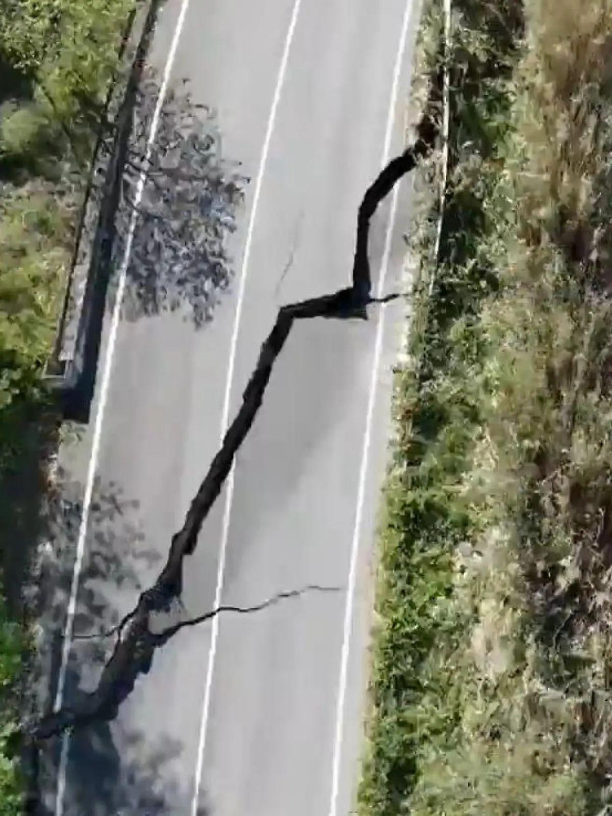 Bild zu: "Erdrutsch an der Adriaküste! Drohnenbilder zeigen Ausmaß der Zerstörung"