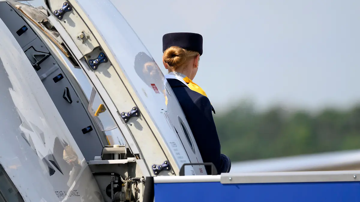 Eine Stewardess der Fluglinie Lufthansa zu sehen am Flughafen Nürnberg vor dem Abflug der Nationalmannschaft zum Achtelfinale gegen Dänemark bei der UEFA EURO 2024 Fußball-Europameisterschaft in Dortmund. Nürnberg, 28.06.2024