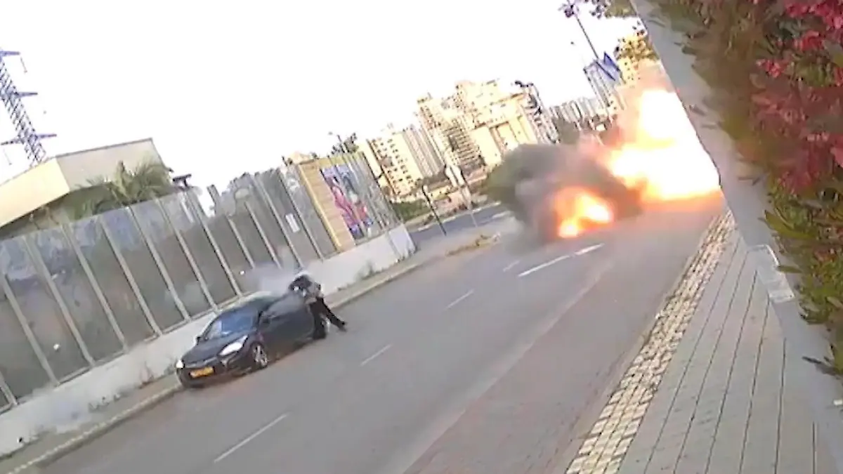 Rakete schlägt direkt neben Frau ein – Explosion schleudert sie zu Boden Angriff erschüttert Tel Aviv