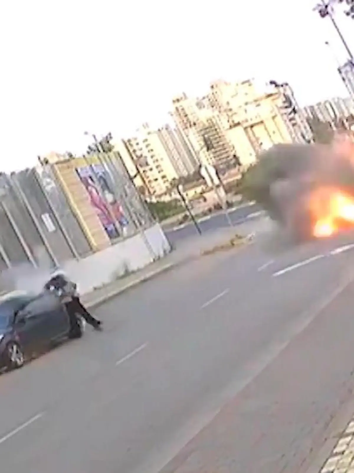 Bild zu: "Rakete schlägt direkt neben Frau ein – Explosion schleudert sie zu Boden"