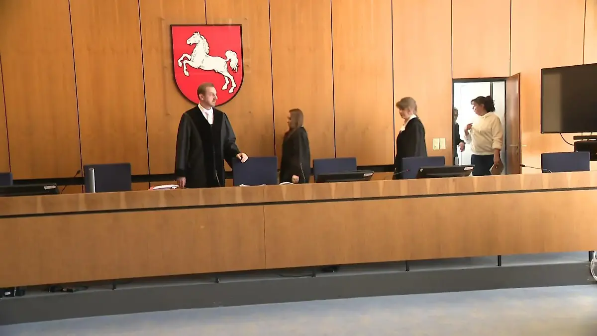 Nachbar (39) wegen Todschlags an dreifacher Mutter vor Gericht Mit 20 Messerstichen getötet