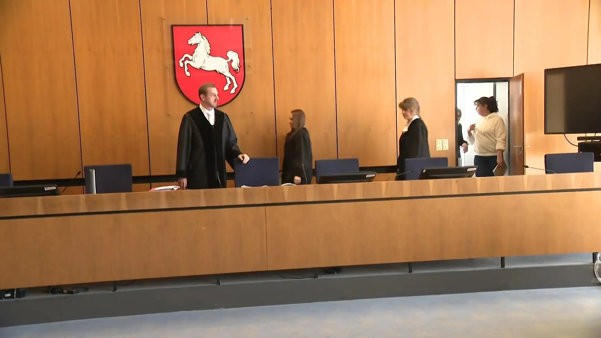 Nachbar (39) wegen Todschlags an dreifacher Mutter vor Gericht Mit 20 Messerstichen getötet