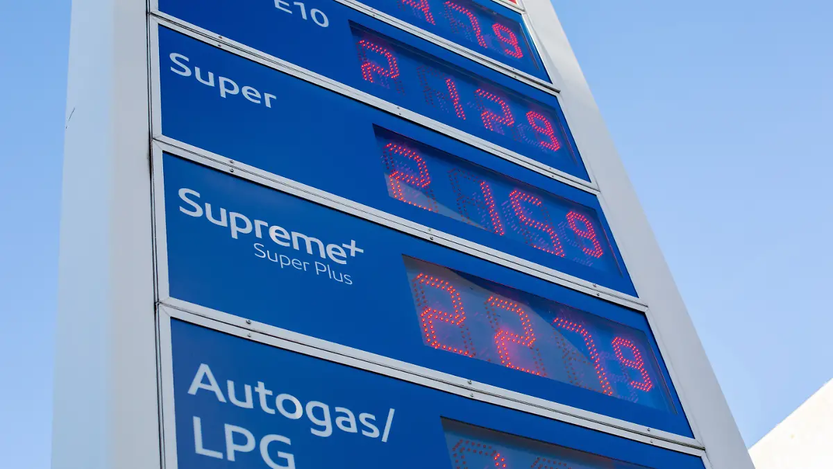 Berlin, 8.04.2026. Eine Preistafel an einer Tankstelle in Berlin. Seit der Waffenruhe im Iran sind die Spritpreise in Deutschland leicht gesunken, aber noch deutlich höher als vor Kriegsbeginn.