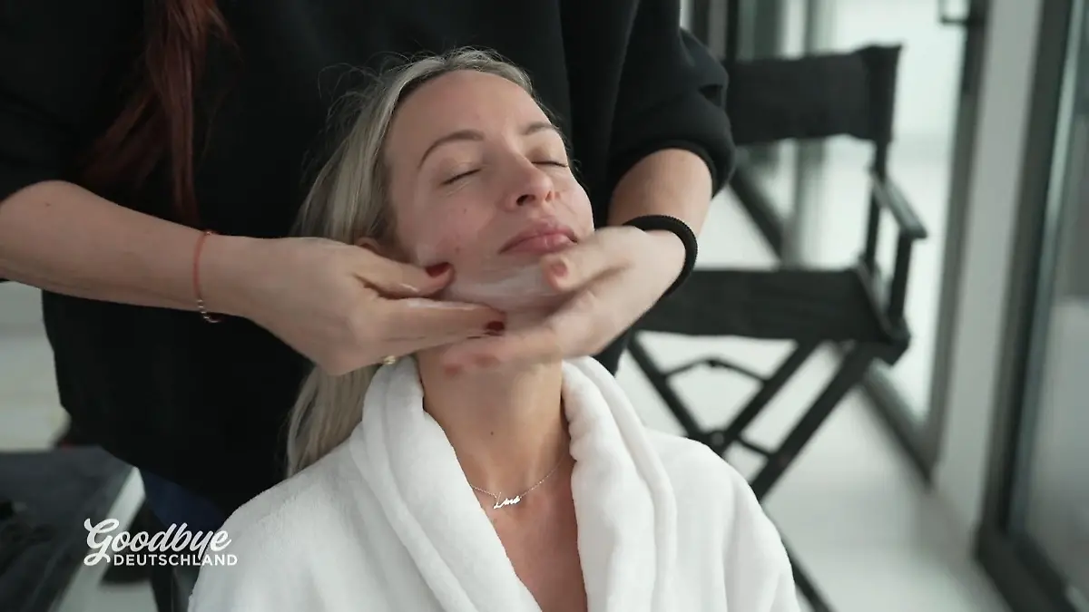 Nicoles Playboy-Shooting startet mit Wetterfrust Grauer Himmel, großer Tag