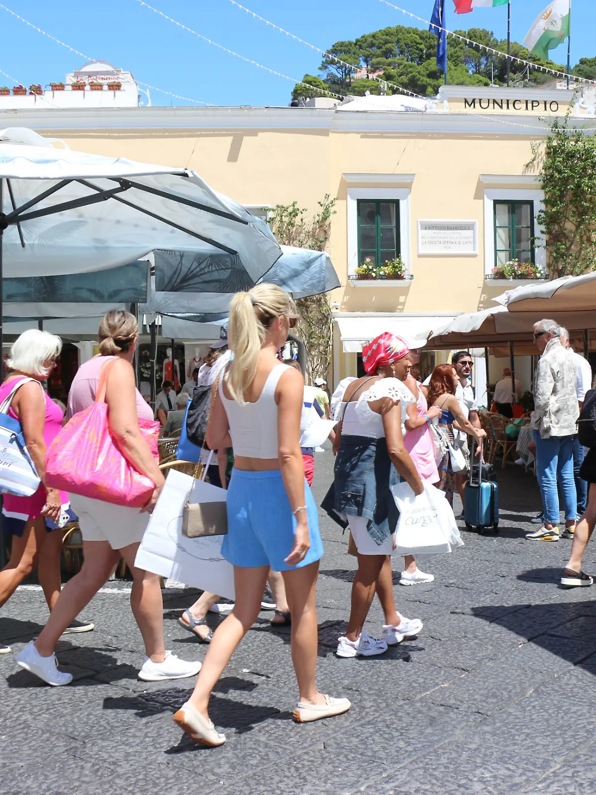 Touristen besuchen Capri