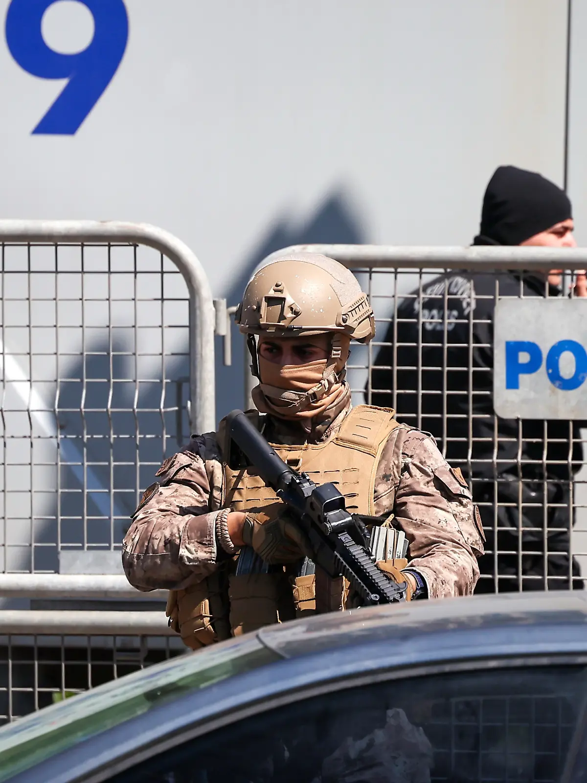 Ein türkischer Soldat steht Wache, während Polizei und Soldaten das Gebiet nach einem Angriff von Bewaffneten auf ein Gebäude des israelischen Konsulats in Istanbul, Türkei, am Dienstag, 7. April 2026, sichern. +++ dpa-Bildfunk +++