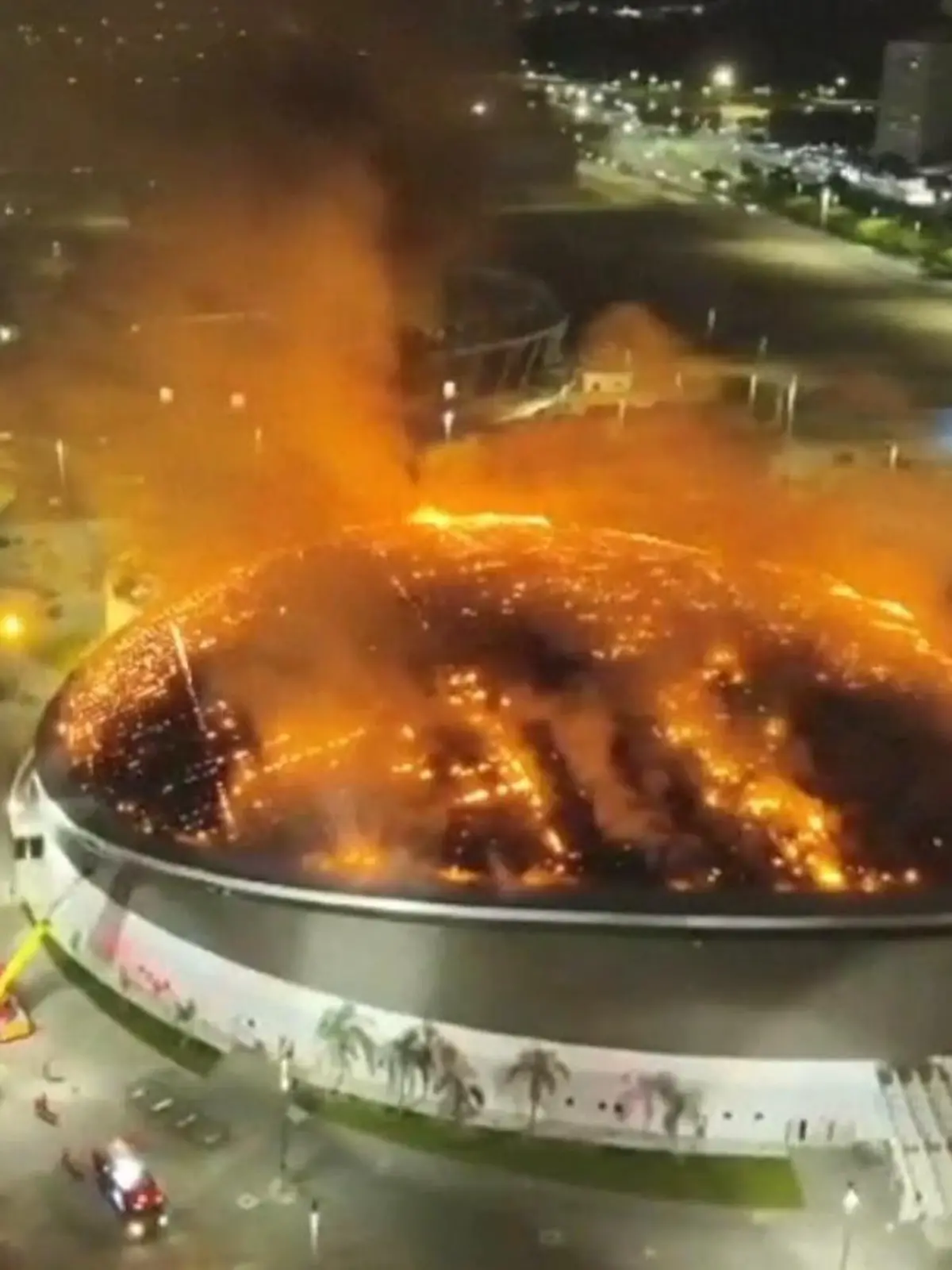 Bild zu: "Flammenmeer auf dem Dach! Olympia-Radrennbahn brennt – nicht zum ersten Mal"