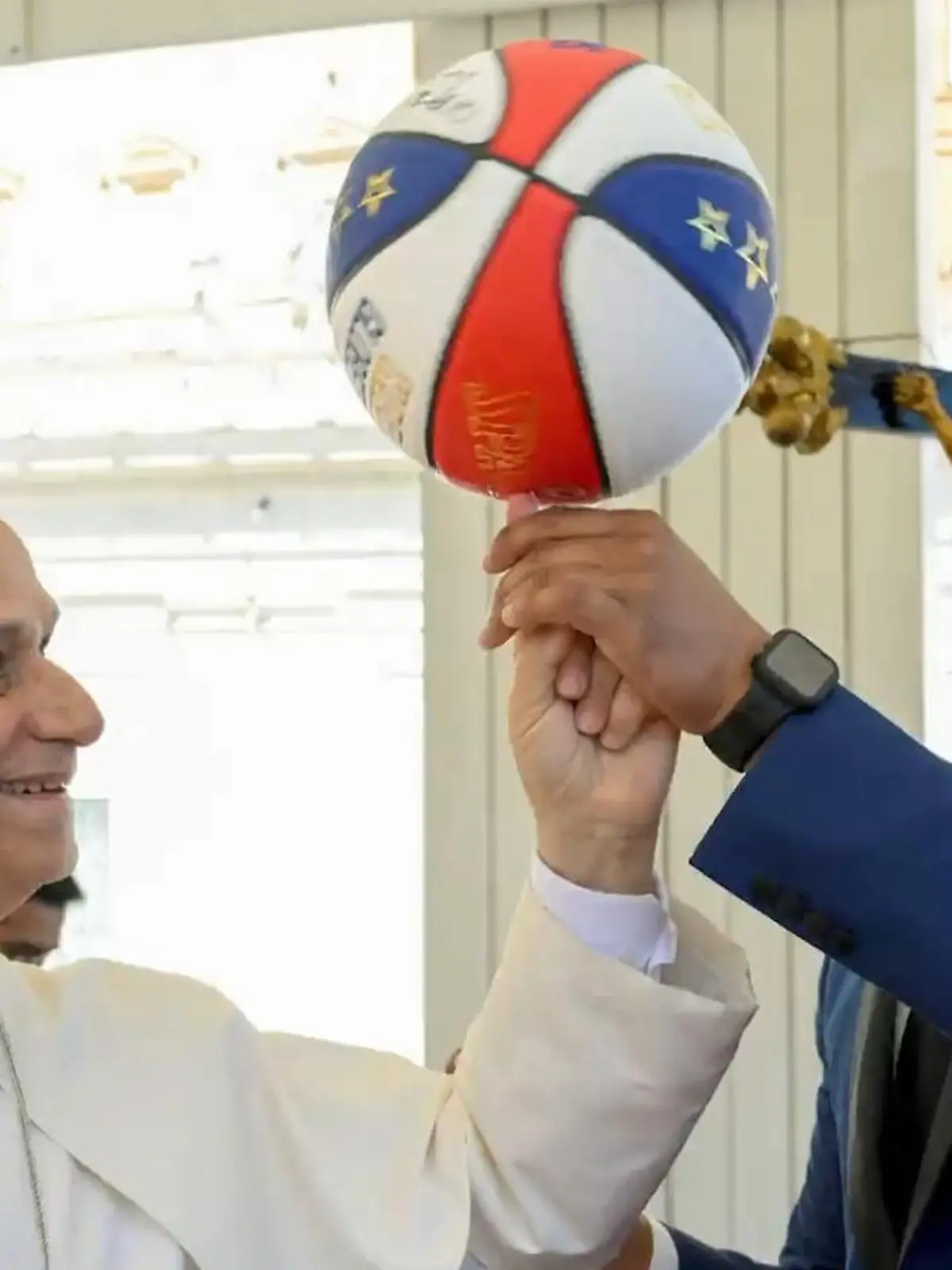 Bild zu: "Ganz schön sportlich! Papst Leo XIV. begeistert mit Basketball-Trick"