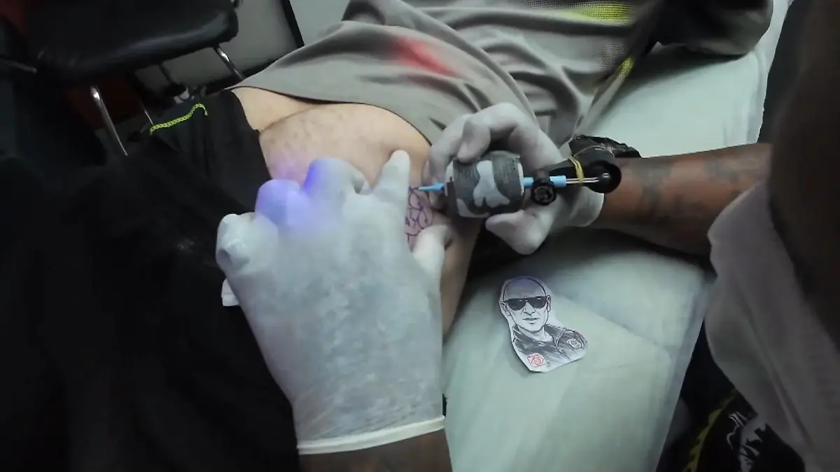 Tattoo für'n Arsch? Mann hat nach Verkehrskontrolle Polizist auf Po – aus DIESEM Grund Kurioses Souvenir aus Brasilien