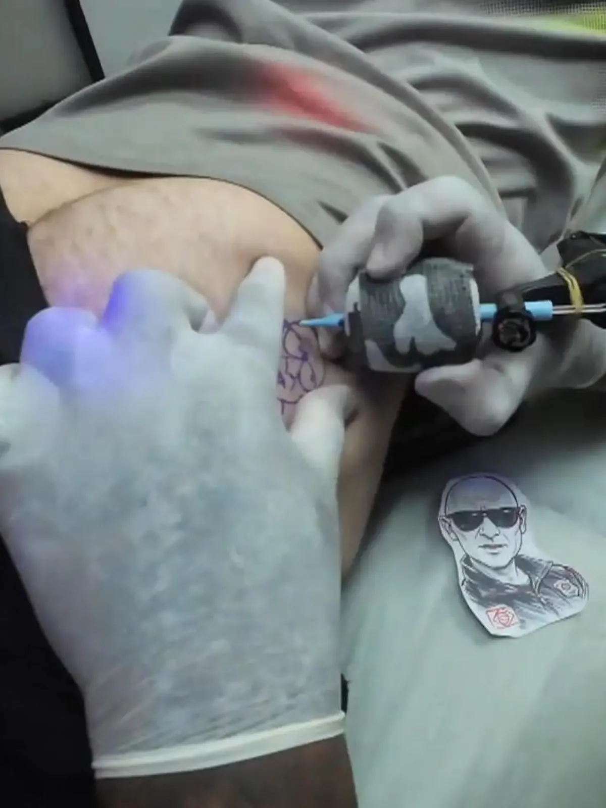 Bild zu: "Tattoo für'n Arsch? Mann hat nach Verkehrskontrolle Polizist auf Po – aus DIESEM Grund"