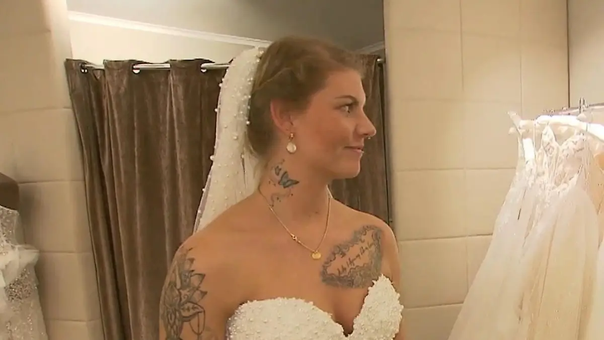 Carmen ratlos in ärmellosem Kleid mit Perlenschleier