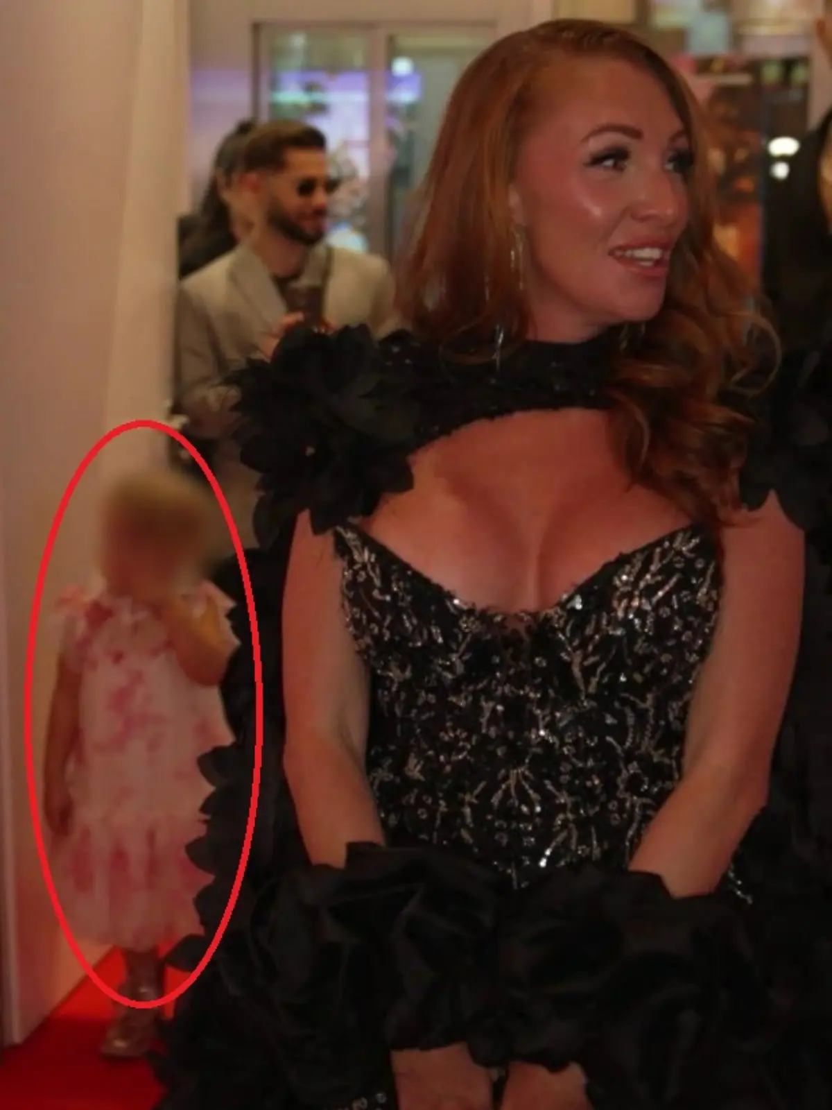 „Kampf der RealityAllstars”-Premiere: Georgina Fleur mit Tochter auf dem roten Teppich.