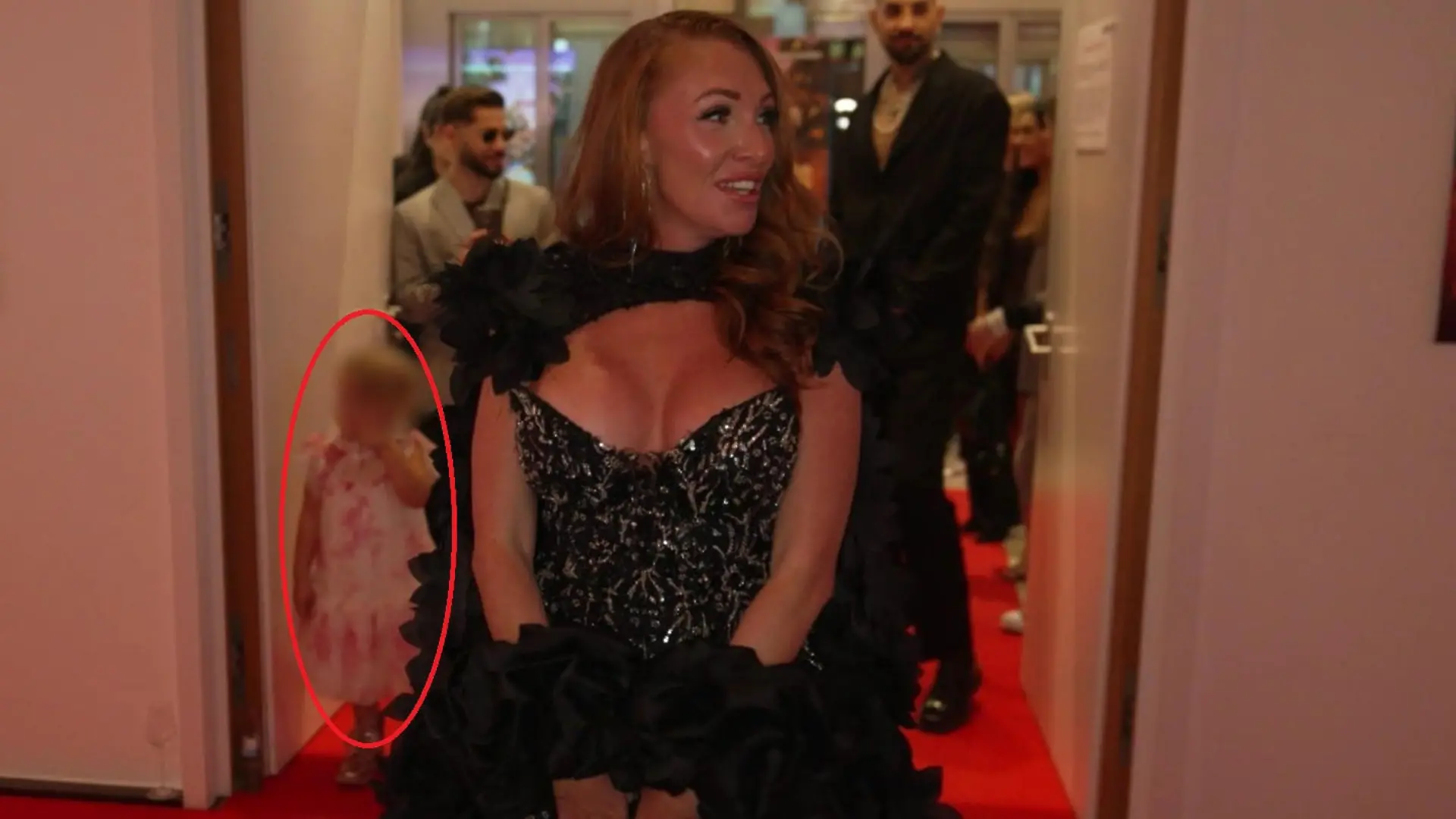 Bild von Georgina Fleur mit Tochter (4) auf dem roten Teppich