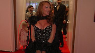 Bild von Georgina Fleur mit Tochter (4) auf dem roten Teppich