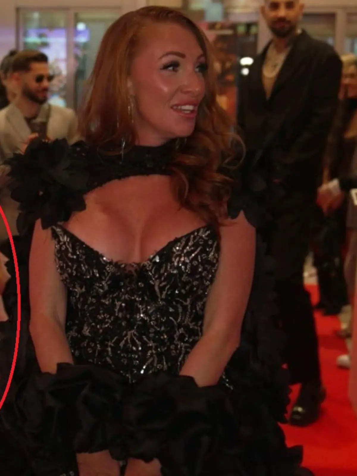 Bild zu: "Georgina Fleur mit Tochter (4) auf dem roten Teppich"