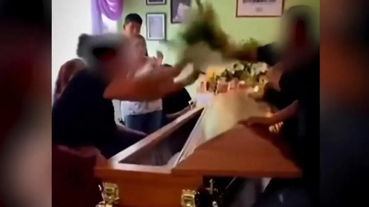 Fremdgeh-Drama fliegt am Sarg auf! Liebhaberinnen prügeln sich bei Trauerfeier Verstorbener hatte heimliche Affären