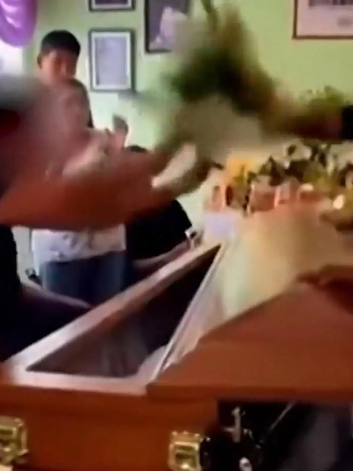 Bild zu: "Fremdgeh-Drama fliegt am Sarg auf! Liebhaberinnen prügeln sich bei Trauerfeier"