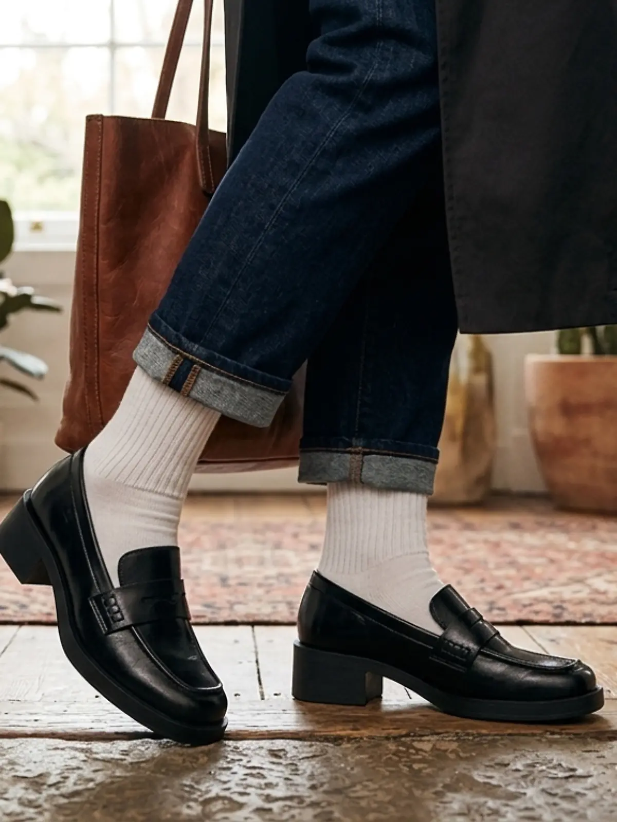 Frau trägt Loafer von Bonprix.